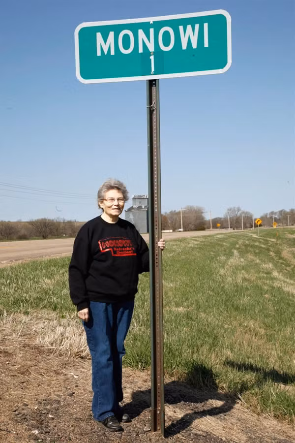  Monowi, Nebraska, Mỹ Bà Elsie Eiler (77 tuổi) là cư dân duy nhất sinh sống tại làng Monowi, Nebraska, Mỹ. Vì vậy mà chẳng có gì đáng ngạc nhiên khi bà là người thông minh nhất, giàu có nhất, xinh đẹp nhất tại vùng đất này. Được biết, năm 2000, làng Monowi có hai cư dân: 1 là bà Elsie Eiler, người còn lại chính là Rudy, chồng của bà. Tuy nhiên, ông Rudy đã mất năm 2004. (Nguồn Oddee)