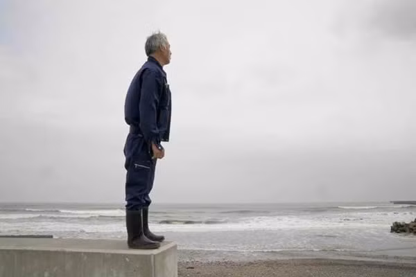 Tomioka, Nhật Bản Tomioka được mệnh danh là một thị trấn ma ở Nhật Bản do nằm trong vùng giới hạn ô nhiễm xung quanh nhà máy điện hạt nhân Fukushima. Tomioka đã từng là quê hương của gần 16.000 người nhưng nay chỉ còn mình ông Naoto Matsumura (54 tuổi) - người duy nhất trở về sau sự cố phóng xạ kinh hoàng năm 2011. (Nguồn Oddee)