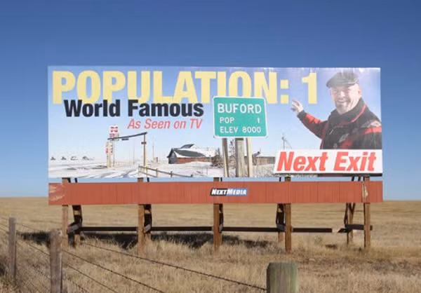  Buford, Wyoming, Mỹ Buford là một cộng đồng chưa hợp nhất nằm trong Quận Albany, tiểu bang Wyoming, Hoa Kỳ. Nó nằm giữa Laramie và Cheyenne trên Xa lộ Liên tiểu bang 80. Năm 2013, nơi đây chỉ có duy nhất một người sinh sống là Don Sammons. Người đàn ông này di cư đến Buford năm 1980 cùng vợ và con trai. Năm 1992, ông ta mua thị trấn này. năm 1995, vợ Sammons mất. Con trai ông cũng rời đi năm 2007, khiến Sammons trở thành cư dân duy nhất của thị trấn Buford. (Nguồn Oddee)