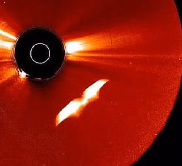 Cau truc doi xung ky la nghi UFO xuat hien tren Mat troi-Hinh-2