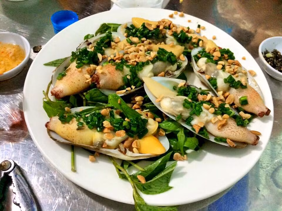 Thức ăn của tu hài gồm tảo và sinh vật phù du trong nước biển. Tu hài phát triển quanh năm, đặc biệt vào mùa hè và mùa thu, tu hài lớn rất nhanh. (Nguồn Haisantuoisachbienhoa)