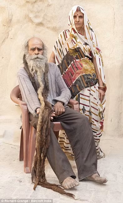 Ông Kailash cho biết, một vị mục sư đã cam đoan rằng vợ chồng ông sẽ sinh được một cậu quý tử nếu ông không tắm rửa hay cắt tóc một lần nào cho đến khi có con trai. Tuy nhiên, hiện giờ ông đã là cha của 7 cô con gái mà không có lấy một người con trai nào. (Nguồn Daily Mail)