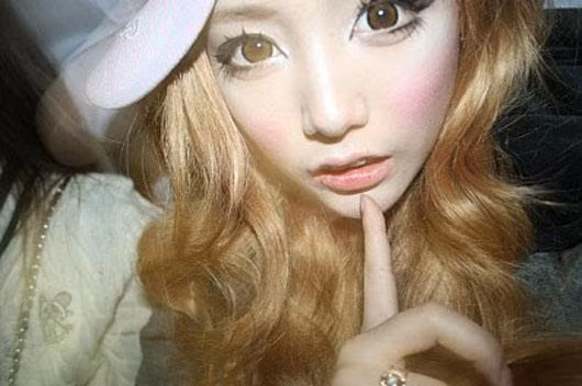 Cô Bae Dal - Hàn Quốc - 2 năm không rửa mặt Cô Bae Dal đến từ Hàn Quốc yêu thích nghệ thuật trang điểm và lệ thuộc vào nó tới mức cô quyết định không tẩy bỏ lớp phấn trang điểm trên mặt nữa. Cô gái kỳ quặc này chia sẻ: “Tôi muốn mình trông thật hoàn hảo vào bất cứ thời điểm nào, thậm chí là cả lúc đang ngủ.” (Nguồn Blogspot)