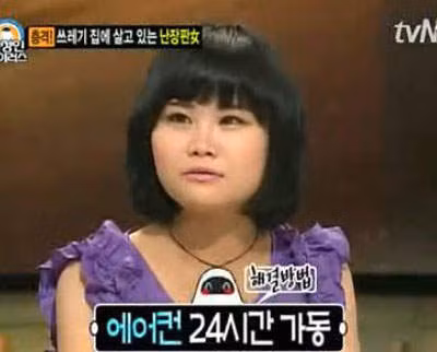 Cô Lee Jung Eun - Hàn Quốc - sống chung với rác Thói quen sống chung với rác của cô gái 20 tuổi Lee Jung Eun có lẽ sẽ khiến nhiều người phải rùng mình. Ngôi nhà của cô luôn bốc mùi hôi thối và thậm chí lúc nhúc chuột bọ. Mẹ ruột của cô đã phải dọn ra ở một nơi khác vì không chịu nổi thói quen bừa bãi quá mức của cô gái này. (Nguồn TVN)