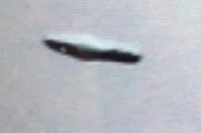 Vật thể lúc ẩn, lúc hiện, một đốm sáng trắng cuối vật thể nhấp nháy ánh sáng liên tục. Nguồn ảnh: ufocasebook.