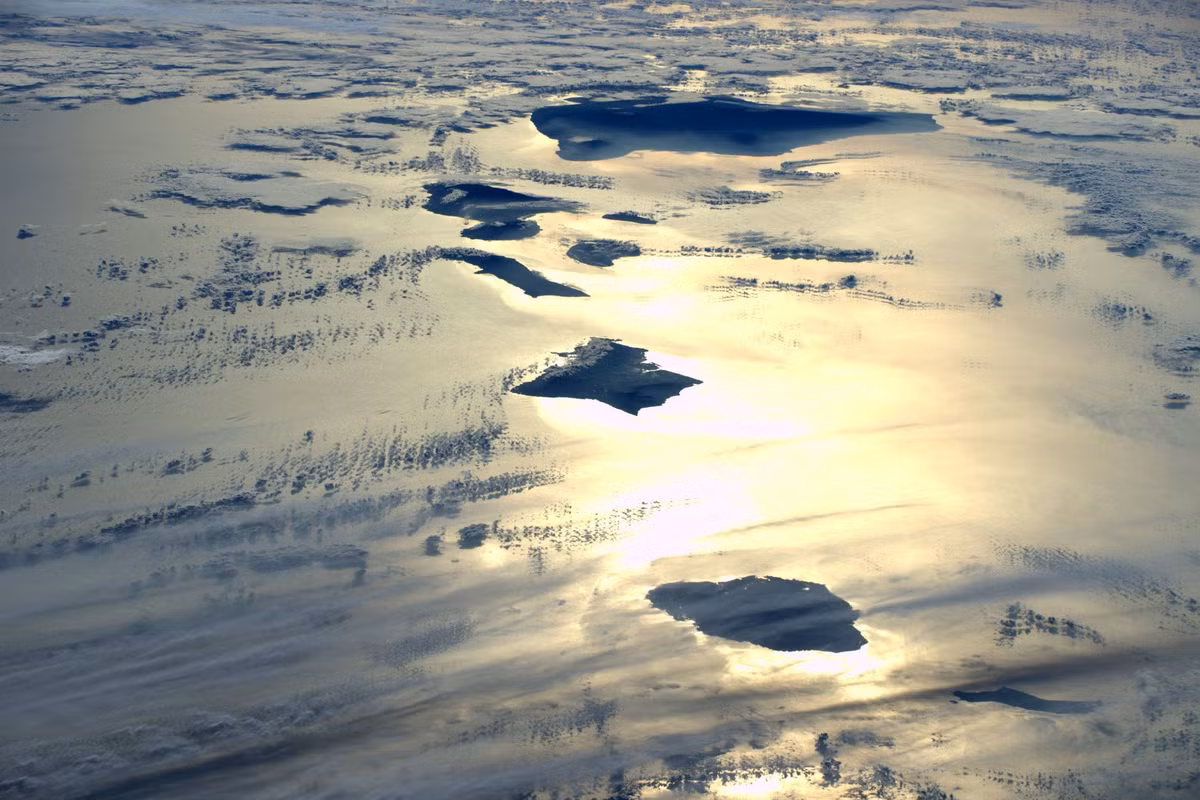 Chỉ huy Trạm Vũ trụ Quốc tế ISS của NASA, ông Shane Kimbrough đã chụp lại khoảnh khắc hòn đảo Hawaii bỗng sáng lấp lánh bao quanh mặt biển phản chiếu với ánh sáng mặt trời. Bức ảnh được chụp từ không gian, nhìn từ xa, hòn đảo và cảnh vật xung quanh chả khác gì một bức tranh vẽ. Nguồn ảnh: Space.com.