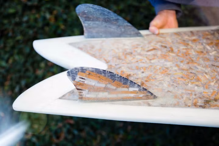 Cuộc thi thu hút được gần 80 tác phẩm tham dự, trong đó có những chiếc ván trượt được làm từ bao tải đựng khoai tây, bao bì đã sử dụng và thậm chí cả những cánh cửa nhà tắm đã bỏ đi. (Ảnh Independent)