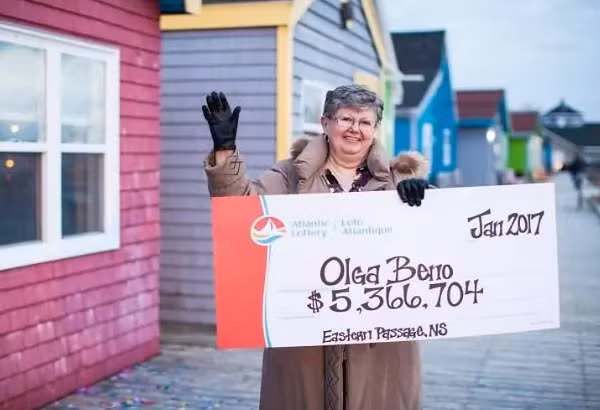  Trúng số nhờ giấc mơ từ 28 năm trước Bà Olga Beno, 52 tuổi người Canada, đã trúng hàng triệu đô la với những con số mà bà đã nhìn thấy trong giấc mơ của mình từ cách đây...28 năm. Bà cho biết, bà đã mơ thấy những con số trúng giải từ tháng 5/1989 và vẫn nghĩ về nó trong suốt hơn hai thập kỷ. (Nguồn Oddee)