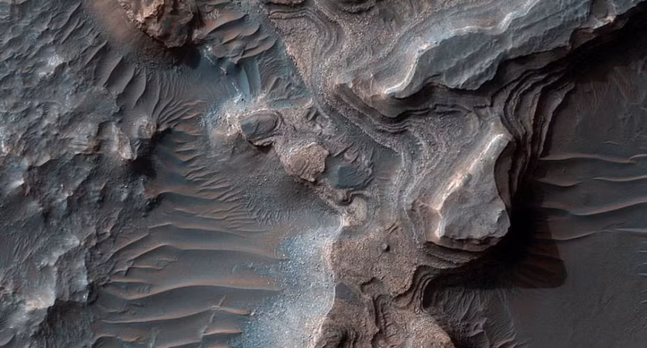 Đây là bức ảnh vũ trụ chụp từ trên cao, mô tả vẻ đẹp mĩ miều, ấn tượng ở mọi góc độ của thung lũng Uzboi Vallis kéo dài trên sao Hỏa. Nói về thung lũng này, nhiều chuyên gia cho rằng, nơi đây có thể từng bị một trận lũ khổng lồ nào đó tràn qua khe núi, lũ bị cản lại tạo thành những xói mòn địa chất đặc thù. Nguồn ảnh: Space. 