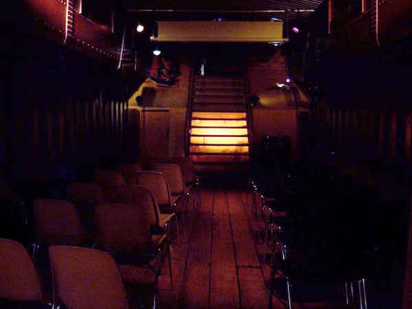  Rạp phim trên du thuyền Rạp phim La Peniche chiếu phim Ấn Độ và phim ngắn kể từ năm 2008. Nơi đây được xem là “con thuyền nghệ thuật” - nơi các đạo diễn, nhà sản xuất, biên kịch phim gặp gỡ và giao lưu. (Nguồn Oddee) 