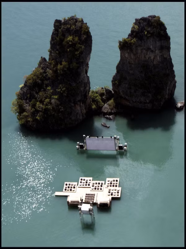  Rạp phim nổi ở eo biển Malacca Rạp phim nổi Archipelago ở eo biển Malacca được xây dựng năm 2012 bởi Film on the Rocks Yao Noi và kiến trúc sư sinh ra tại Đức Buro Ole Scheeren. Toàn bộ vật liệu để xây dựng rạp phim này đều là vật liệu tái chế. Để đến rạp chiếu các khán giả được chuyên chở bằng các loại thuyền, bè. (Nguồn Oddee)