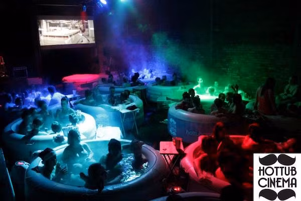  Rạp phim cho phép khán giả vừa xem vừa ngâm mình trong bồn nước nóng Rạp chiếu phim Hot Tub Cinema có tất cả 30 chiếc bồn được đặt san sát nhau, mỗi bồn có sức chứa tối đa 8 người. Rạp chiếu phim cho phép người xem vừa ngâm mình trong bồn nước nóng vừa thưởng thức các bộ phim bom tấn được thiết kế trên nóc của một ngôi nhà ở London, Anh. (Nguồn Oddee) 
