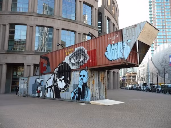  Rạp phim container Năm 2015, 100 rạp phim được chế tạo từ các thùng xe container đã được lắp đặt tại các thành phố nhỏ trên khắp nước Nga. Rạp phim đầu tiên được thiết lập ở Lyudinovo, phía Tây nam của thủ đô Matxcova. Được biết, ⅓ dân số Nga, tức 668 thị trấn với 50 triệu dân không có điều kiện được đến các rạp chiếu phim. (Nguồn Oddee) 