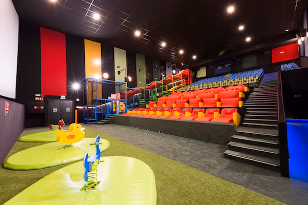  Rạp phim thân thiện với trẻ em Cinépolis USA, một chuỗi rạp chiếu phim của Mexico, vừa mới khai trương những phòng chiếu phim “thân thiện” với trẻ em ở Mỹ. Tại đây, những đưa strer co thể chơi đùa trong khi bố mẹ chúng thưởng thức những bộ phim yêu thích. Đặc biệt, mỗi phòng chiếu còn cả khu vui chơi cho những trẻ em lớn (gồm những khung leo trèo, thú nhún) và cho những trẻ nhỏ hơn (có rào chắn bảo vệ). (Nguồn Oddee) 