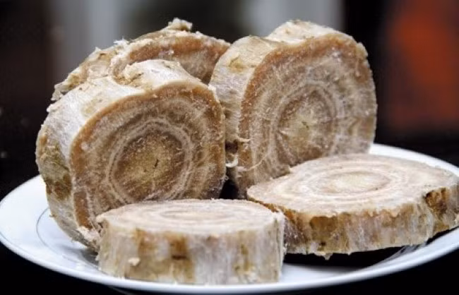 Toàn bộ cây sắn dây, từ dây leo tới hoa, củ đều có thể dùng làm thuốc. Cụ thể, dây sắn dây trị viêm họng, viêm thanh quản cấp tính. Hoa sắn dây có tác dụng thanh nhiệt, giải độc, nhất là giải rượu. (Nguồn Laodong)