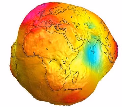 3. Trái Đất không hề là hình cầu Từ nhỏ, chúng ta được học một luận điểm khẳng định rằng, Trái Đất có dạng hình cầu hoàn hảo. Nhưng sự thật,Trái Đất bị dẹt ở hai cực, phình ở hai vùng xích đạo vậy nên nó có hình dạng phỏng cầu thì đúng hơn. Nguồn ảnh: Google. 