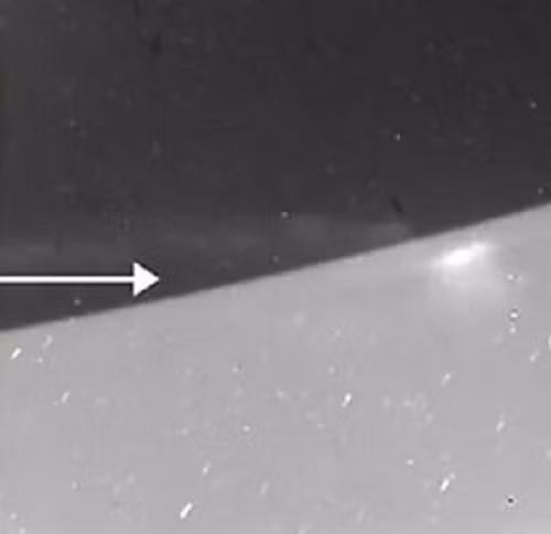 Đây là một trong những lần hiếm hoi ánh sáng kỳ diệu phát ra trên các vùng cực của Thổ tinh. Nguồn ảnh: Dailymail. 