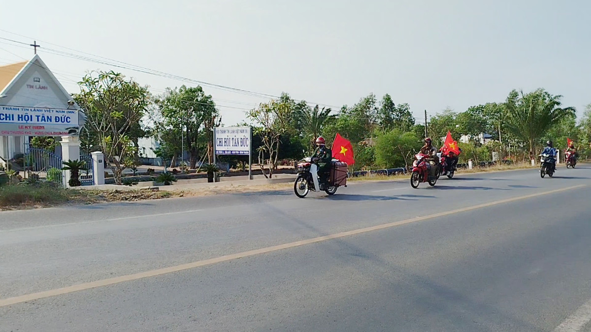 Chiều 25/4, ông Trần Văn Thanh, người có hành trình bằng xe máy từ Nghệ An vào TP HCM để tham dự lễ diễu binh, diễu hành chào mừng ngày Giải phóng miền Nam 30/4 đã đến địa phận tỉnh Đồng Nai. Chiều nay, trời dịu nhẹ, không nắng gắt như những ngày qua khiến đoạn đường di chuyển của người cựu chiến binh già thuận lợi hơn. 