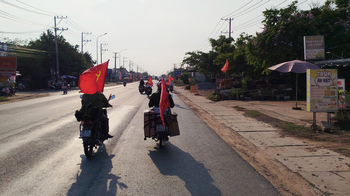 Đến 16h, tại khu vực tiếp giáp giữa tỉnh Đồng Nai và tỉnh Bình Thuận, chiếc xe máy chở hai valy hành lý và gắn lá cờ tổ quốc vẫn bon bon trên Quốc lộ 1A hướng về phía TP HCM để tiếp tục cho hành trình đặc biệt đầy ý nghĩa.