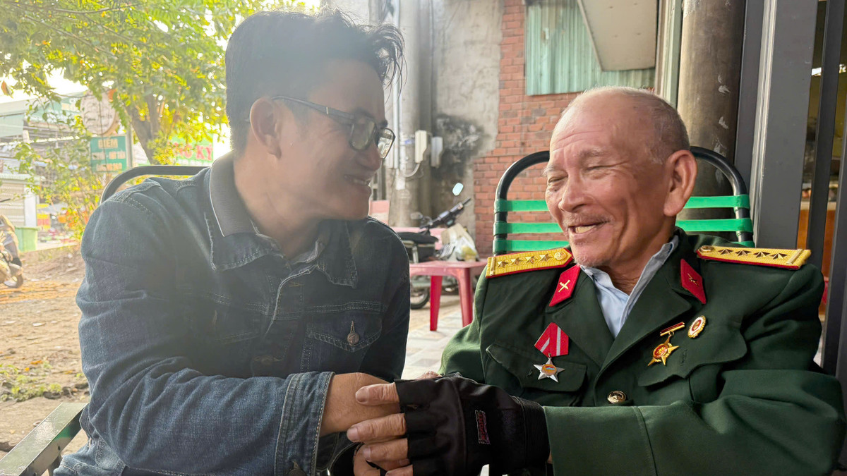 Chia sẻ với PV của Báo Tri Thức và Cuộc Sống, ông Thanh cho biết: "Đây là hành trình ý nghĩa không của của riêng tôi, chuyến đi này tôi còn chở theo tình cảm của những người đồng đội gửi gắm vào Miền Nam thân yêu trong ngày toàn dân tộc ta chiến thắng”. Ông Thanh năm nay 76 tuổi, là cựu chiến binh đang sinh hoạt tại phường Quang Trung, thành phố Vinh tỉnh Nghệ An. Ông từng chiến đấu ở mặt trận B5 (khu vực Đường 9 và bắc Quảng Trị) trong thời kỳ kháng chiến chống Mỹ. 