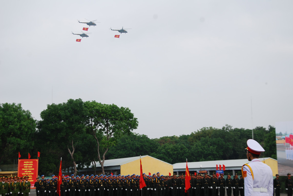 Mở đầu buổi diễn tập là phần diễu hành qua lễ đài của lực lượng không quân Việt Nam. Trên bầu trời, đội hình máy bay trực thăng mang cờ Tổ quốc và cờ Đảng lướt qua lễ đài – mở đầu phần hợp luyện với khí thế hào hùng, thiêng liêng