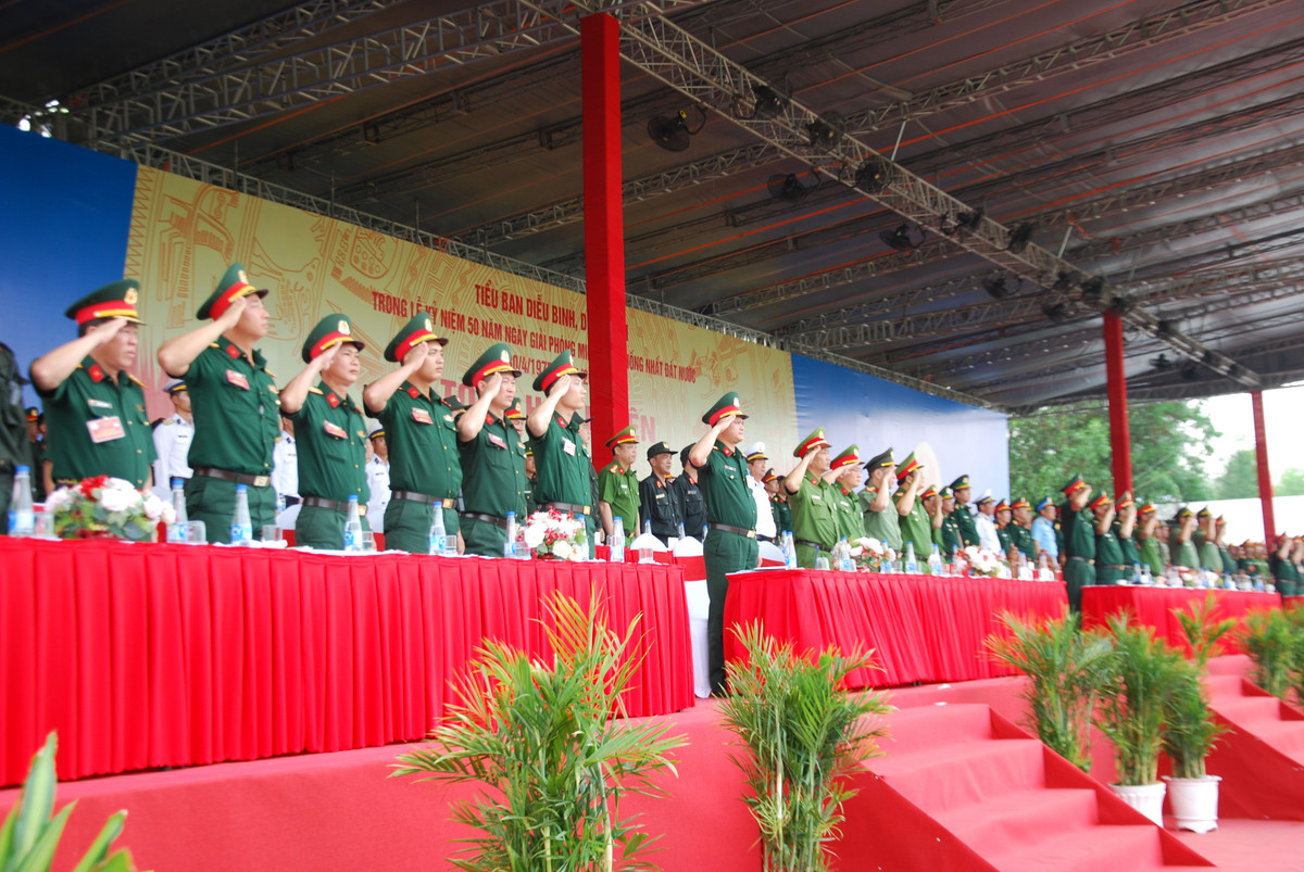 Đây là buổi tổng hợp luyện có sự phối hợp của các biên đội máy bay trực thăng, máy bay chiến đấu. 