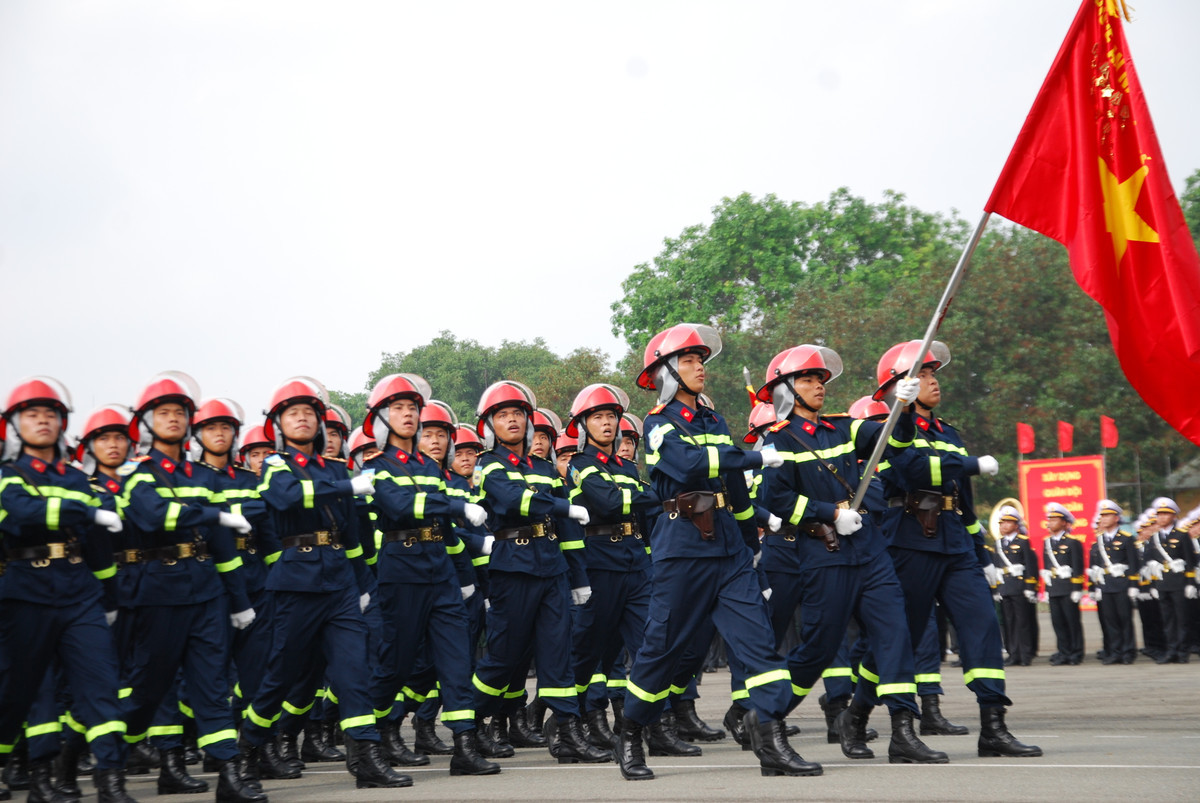 Lực lượng Cảnh sát PCCC và CNCH diễu hành trong đội hình chỉnh tề, thể hiện sự chủ động trong phòng ngừa và ứng phó rủi ro.