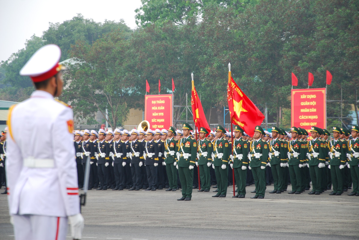 Hơn 13.000 chiến sĩ quân đội và công an đã tập hợp tại sân bay Biên Hòa sáng 11/4.