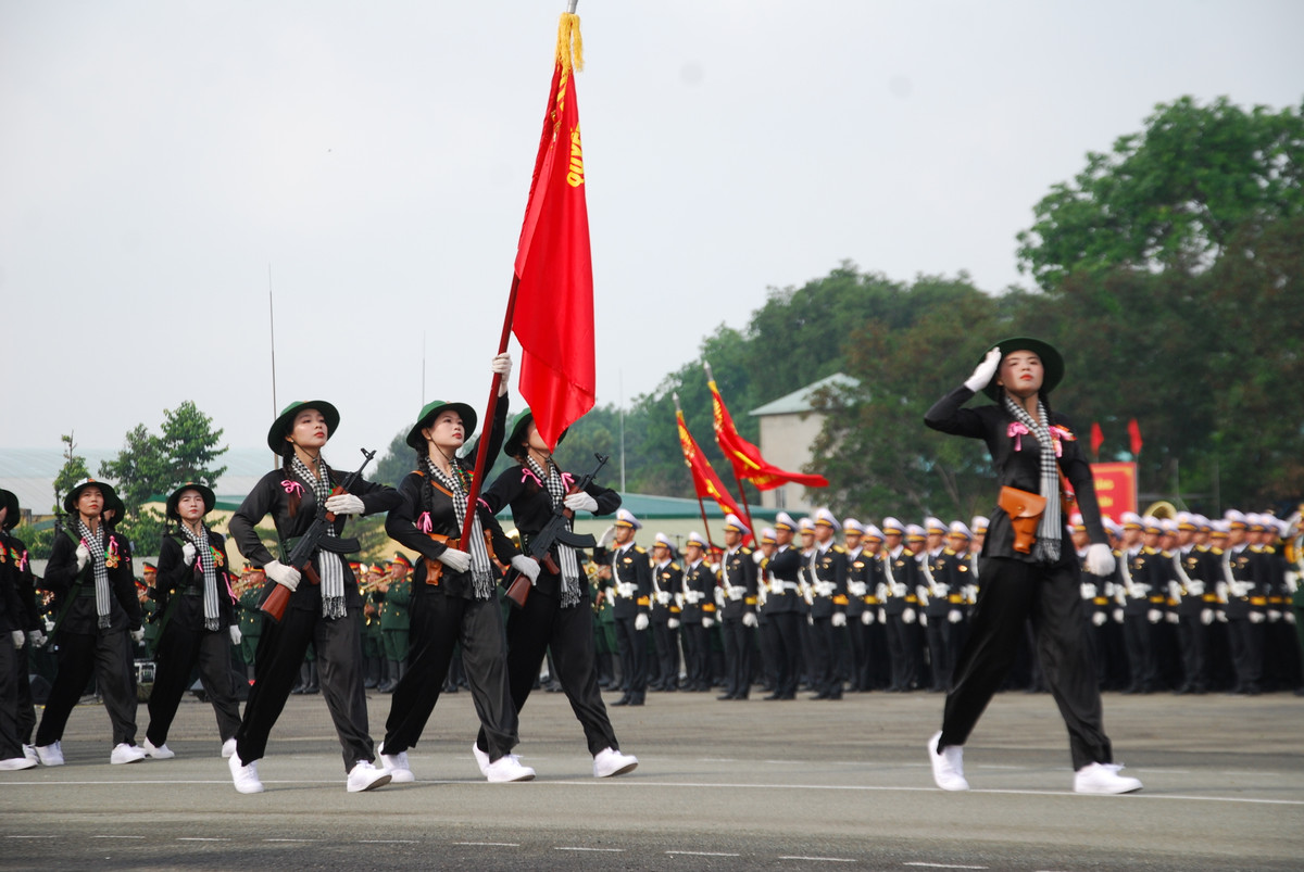 Những bóng hồng kiên cường trong đội hình khối nữ du kích miền Nam – biểu tượng của lòng dũng cảm và tinh thần bất khuất.