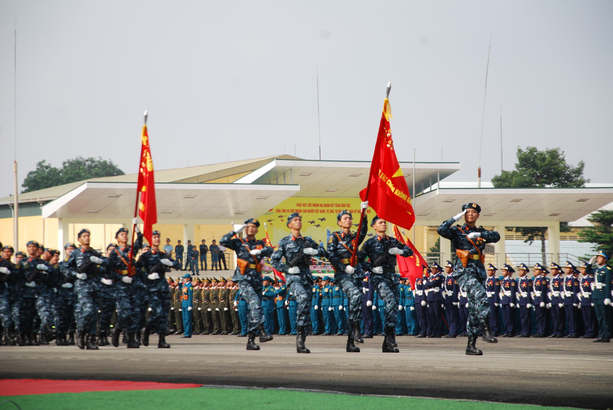 Khối lực lượng tác chiến không gian mạng trong đội hình diễu hành chính quy, hiện đại.