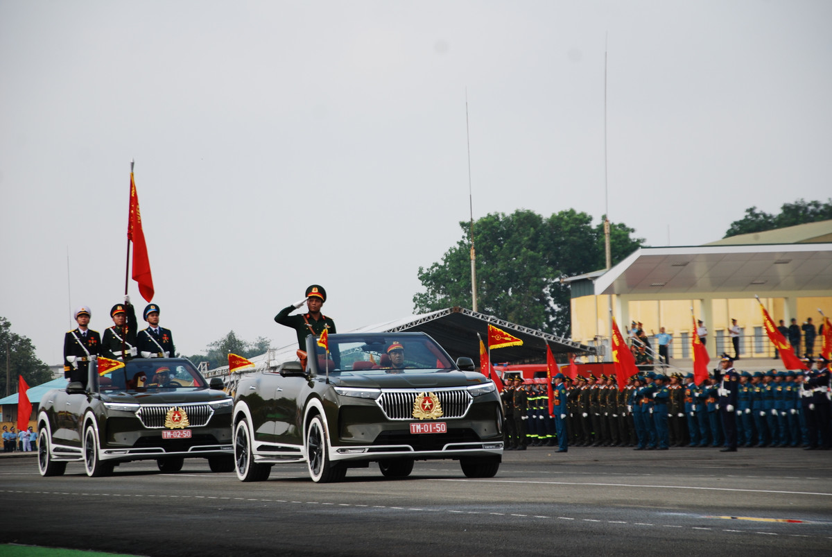 Xe chỉ huy dẫn đầu các khối diễu binh, như mở đường cho dòng chảy trang nghiêm của các đơn vị trong buổi luyện tập.