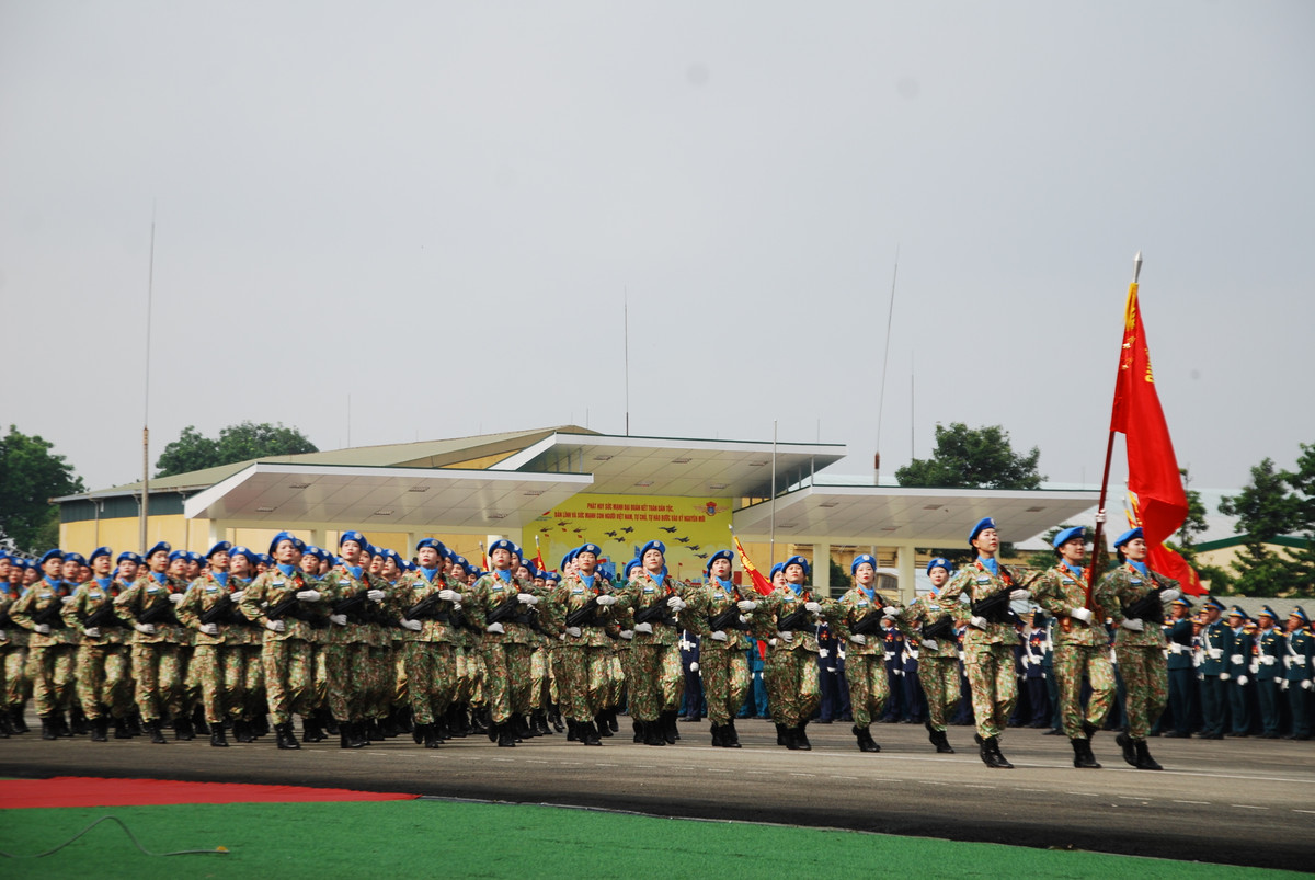 Khối lực lượng gìn giữ hòa bình Việt Nam trong đội hình diễu hành trang nghiêm.