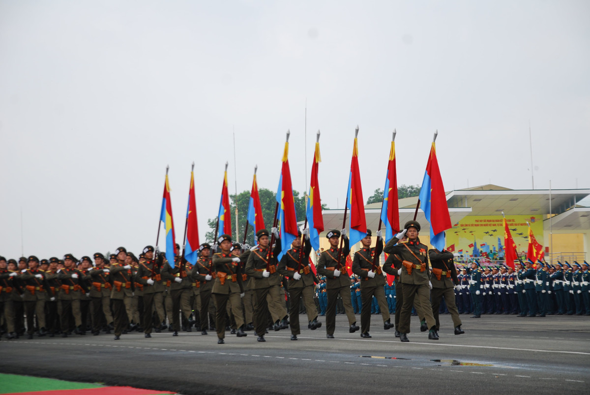 Khối sĩ quan đại diện cho năm mũi tiến công lịch sử tiến vào Sài Gòn trong Chiến dịch Hồ Chí Minh ngày 30/4/1975.