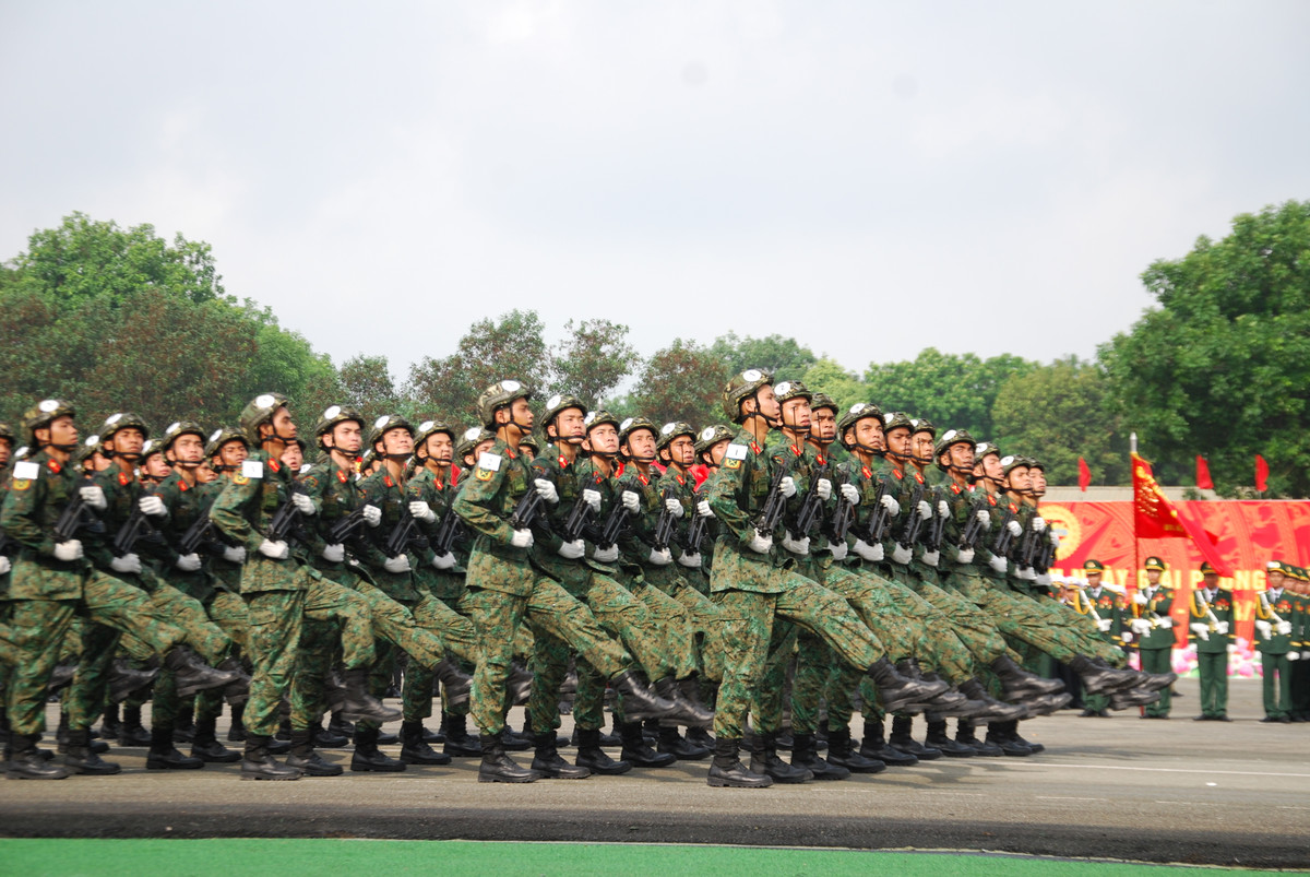 Hình ảnh khối sĩ quan đặc công với bước chân mạnh mẽ, thể hiện ý chí thép và sức mạnh đặc biệt của binh chủng tinh nhuệ.