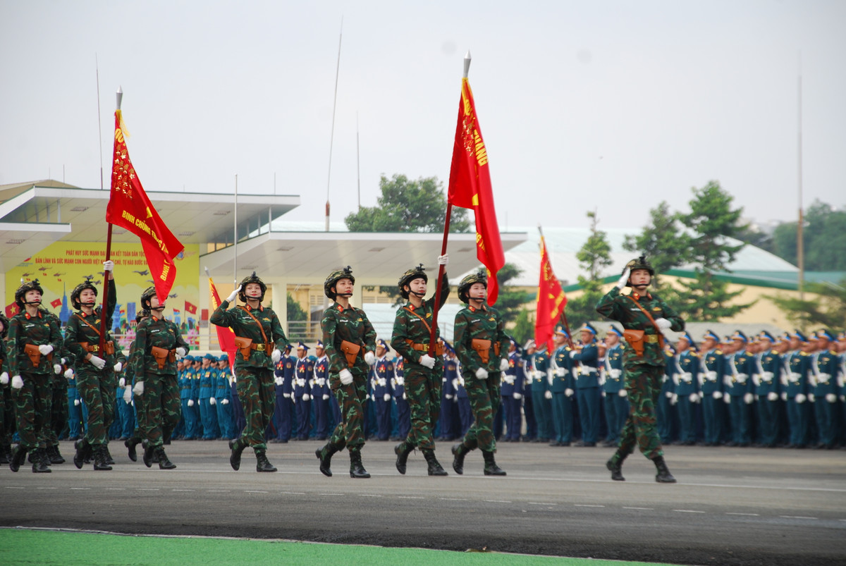 Hình ảnh nữ sĩ quan Thông tin rắn rỏi, kiêu hãnh trong đội ngũ lực lượng vũ trang.