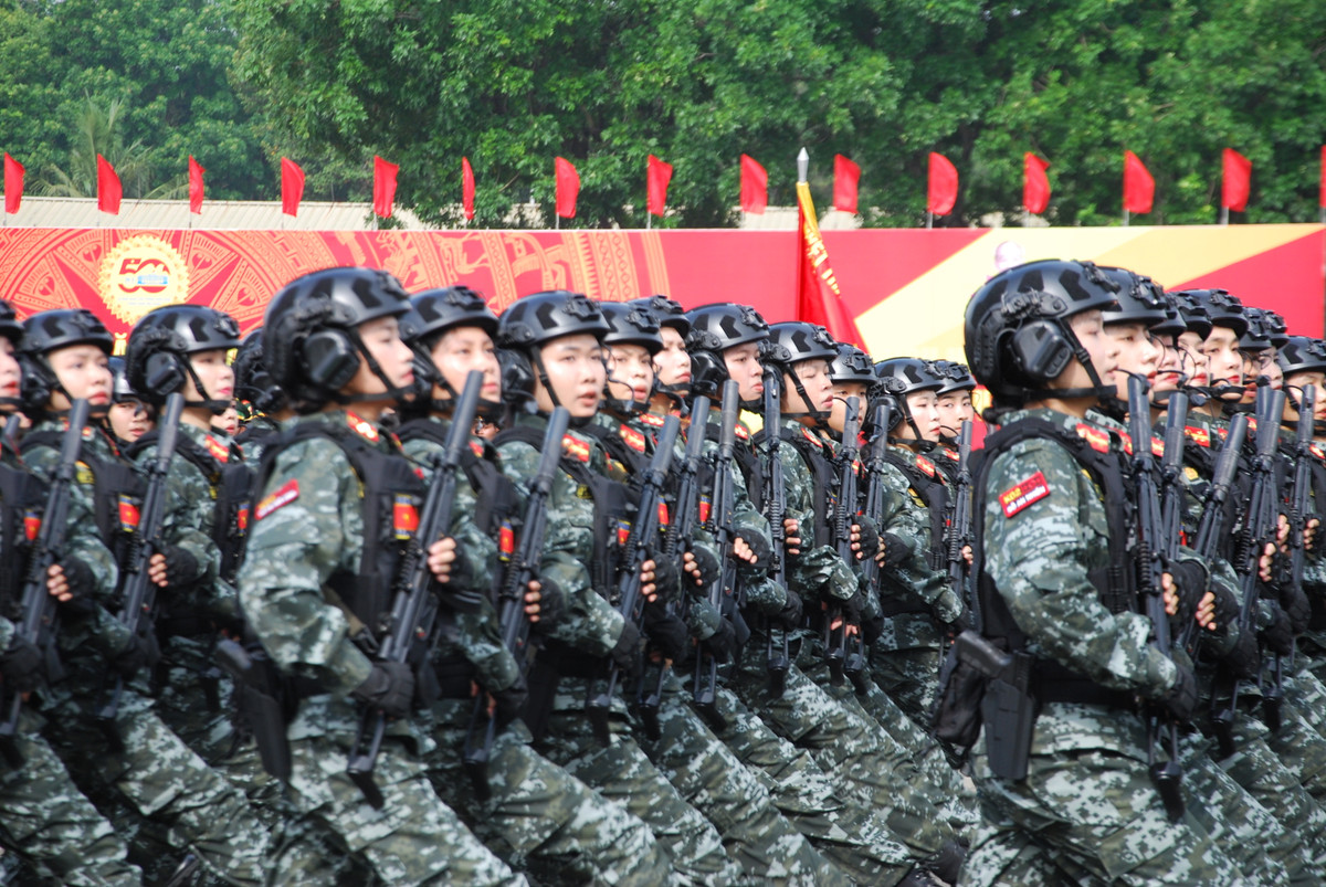 Khối nữ Cảnh sát đặc nhiệm gồm 128 chiến sĩ đồng loạt bước đều trong đội hình diễu hành.