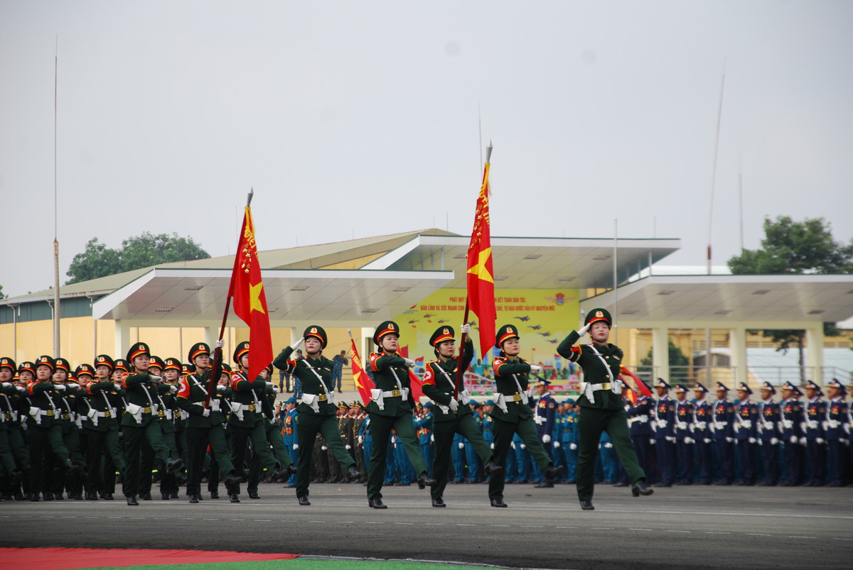 Khối nữ quân y – những “chiến sĩ áo trắng” lặng thầm nơi tuyến sau, góp phần giữ vững hậu phương chiến đấu.