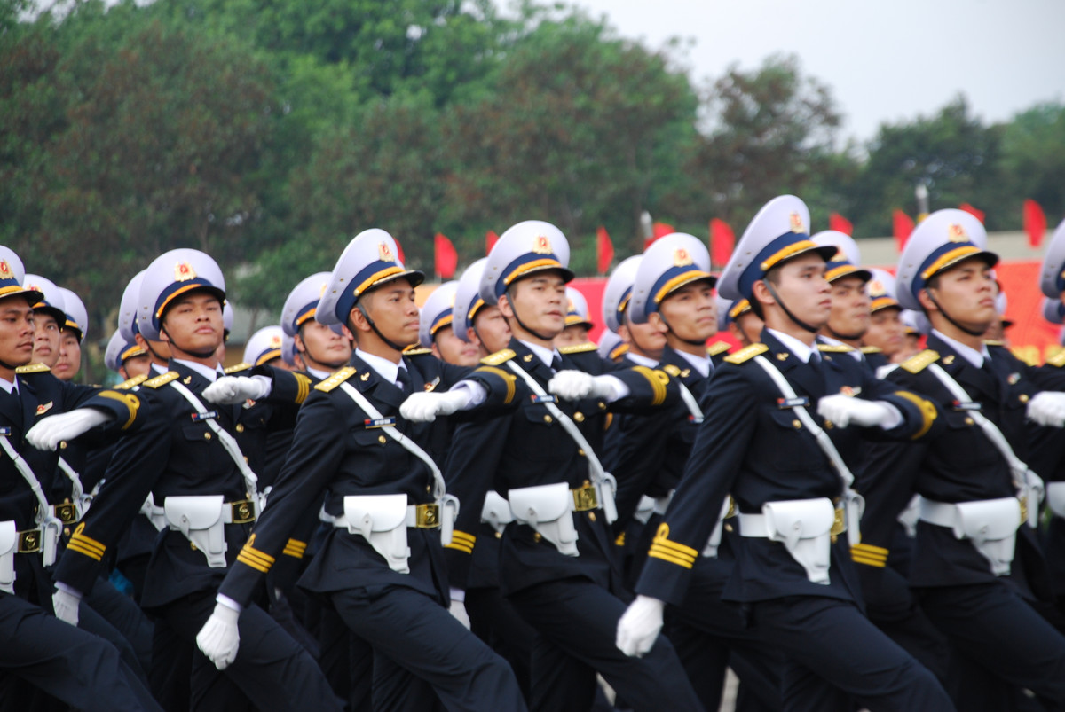 Lực lượng hải quân với sắc xanh đặc trưng, bước đều qua lễ đài – biểu tượng cho sức mạnh trên biển đảo thiêng liêng.