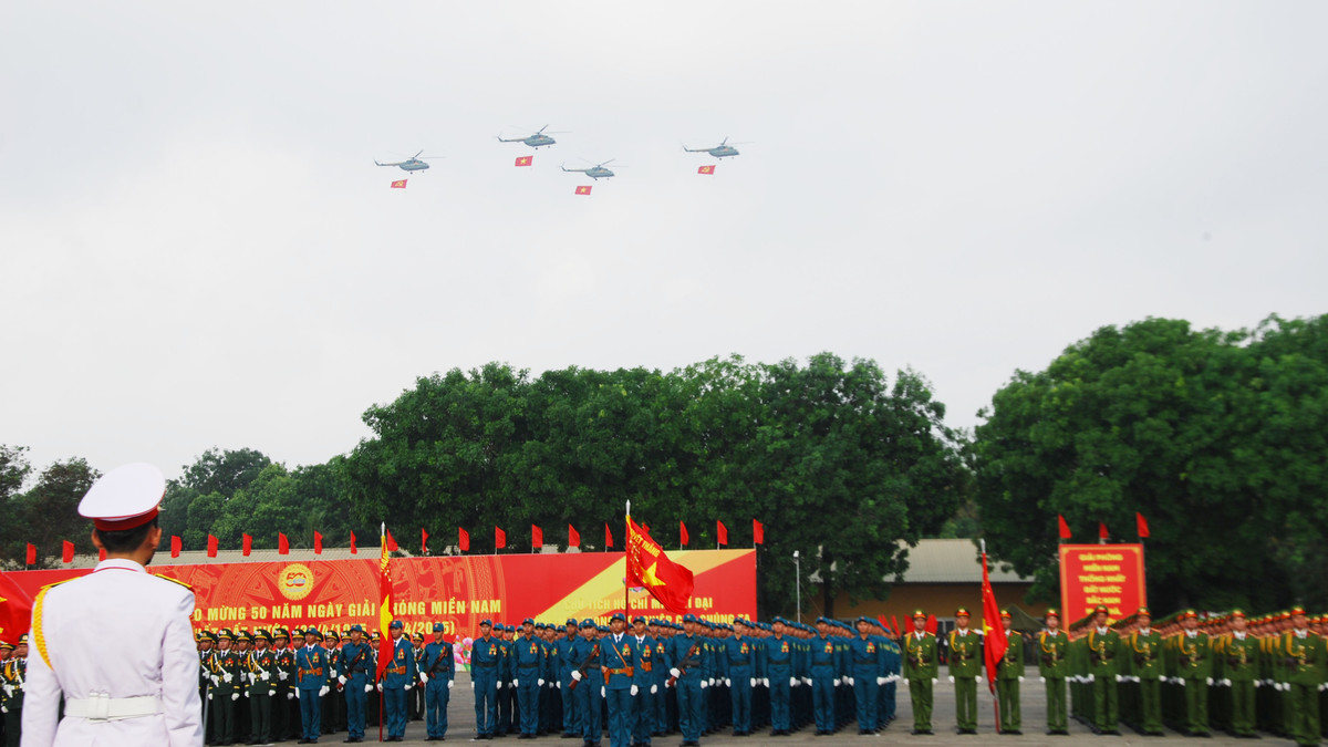 Không quân nhân dân Việt Nam thể hiện kỹ thuật bay đồng đều, giữ vững đội hình với những chiếc chiến đấu cơ, vận tải cơ hiện đại.