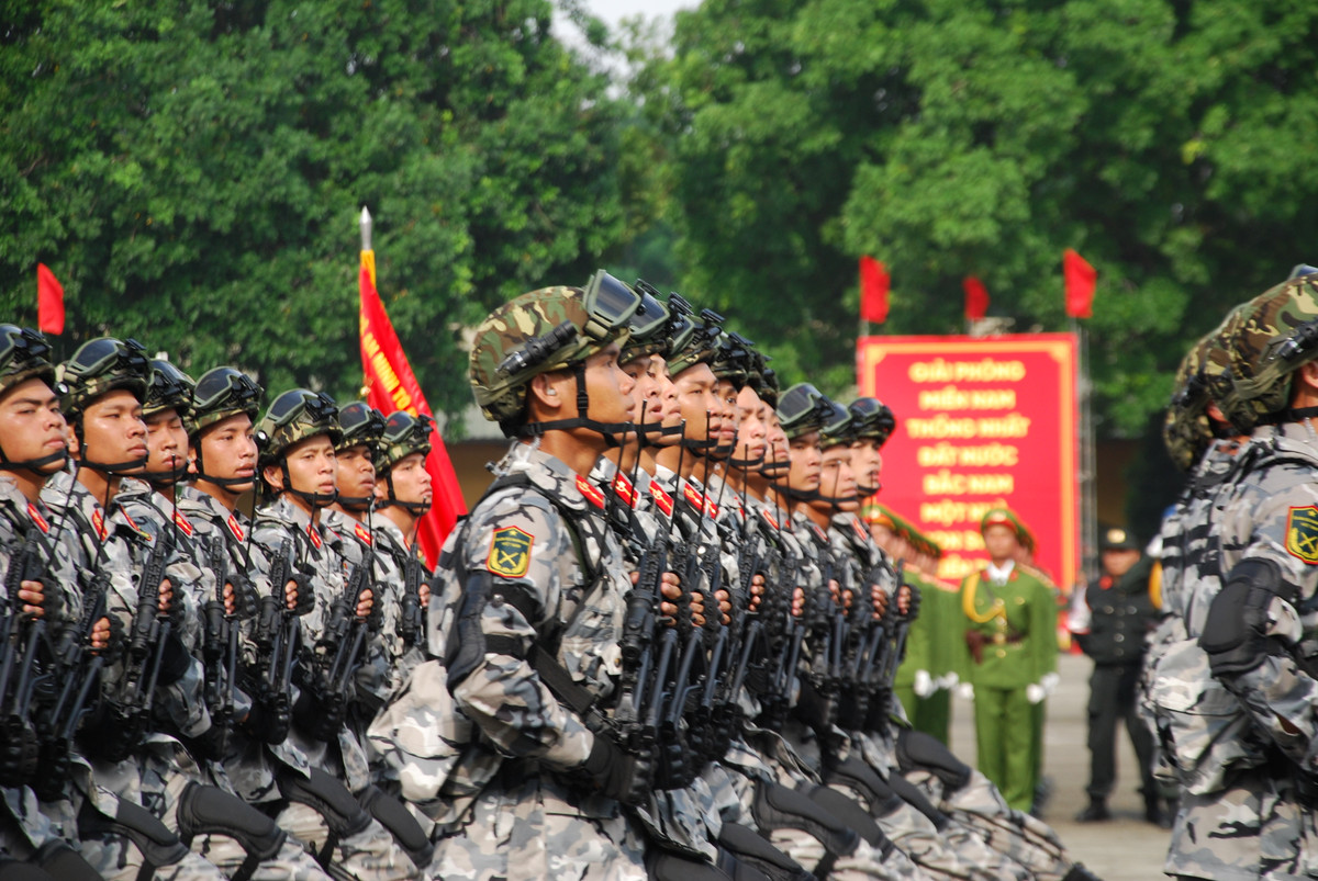 Khối đặc nhiệm nhảy dù trang bị mũ bảo hộ và súng trường STV-215 – mẫu súng tiêu chuẩn hiện nay của Quân đội nhân dân Việt Nam.