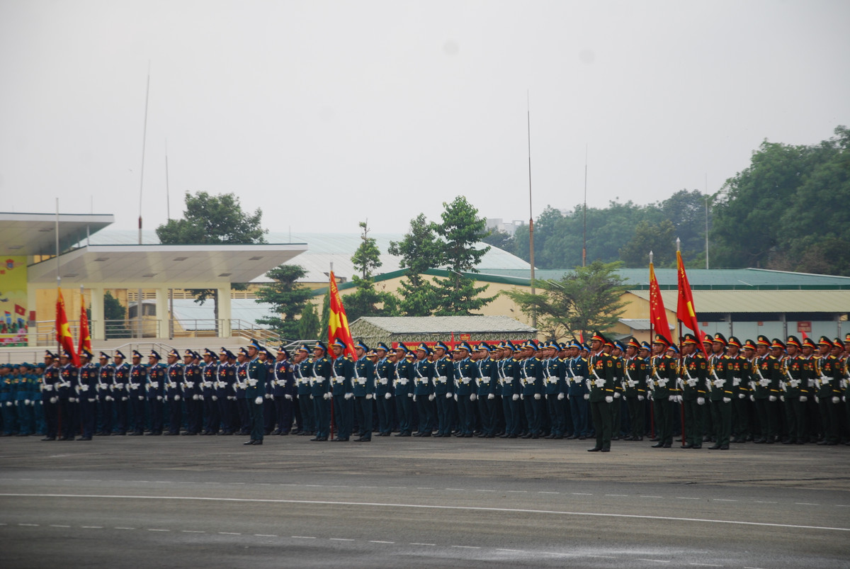 Toàn cảnh sân bay Biên Hòa vào sáng 11/4, nơi hội tụ của hơn 13.000 cán bộ, chiến sĩ từ các đơn vị vũ trang, tạo thành đội hình hợp luyện trang nghiêm và chặt chẽ. 
