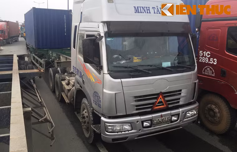 Do mật độ phương tiện đông nên chẳng may xảy ra va chạm giữa xe đầu kéo container BKS 51C-289.53 và một xe đầu kéo khác (chưa rõ tài xế, biển số). Tuy nhiên chiếc xe đầu kéo chưa rõ thông tin đã không dừng lại mà bỏ chạy luôn khỏi hiện trường.