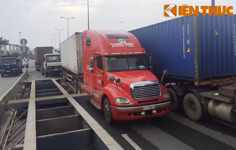 Theo thông tin ban đầu, khoảng 14h cùng ngày, một chiếc xe đầu kéo lưu thông trên XLHN vừa qua cầu vượt Thủ Đức (thuộc phường Linh Trung, quận Thủ Đức, TP HCM) thì gặp sự cố khiến tài xế phải đậu lại ven đường để sửa chữa.