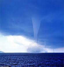 Thực tế, vòi rồng hay lốc xoáy thường phát triển từ một cơn giông mạnh, có hình dạng là ống hút, hình phễu hoặc hình xoáy. Những ống hút khổng lồ này có thể cuốn sạch mọi thứ trên đường đi mà chúng gặp.