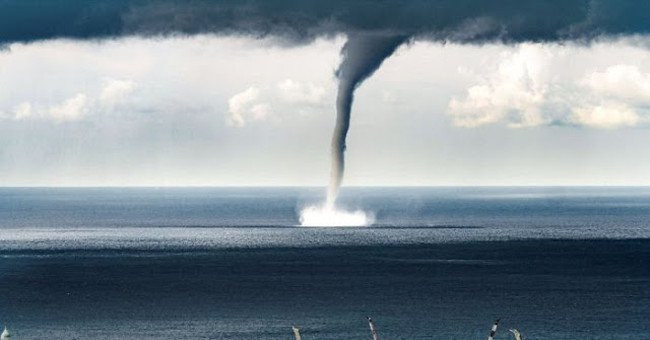 Nhiều vòi rồng nước hình thành độc lập, không phụ thuộc vào mưa bão, chúng còn hình thành khi thời tiết tương đối tốt.