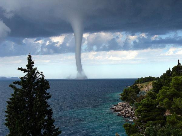 Vòi rồng nước với sức gió có thể đạt tới 200 km/h. Thỉnh thoảng các vòi rồng, hút cả đống cá và ếch nhái lên cao mang chúng lên cao hàng dặm đường. Bẻ cong thuyền và cuốn người đứng xem ra biển.