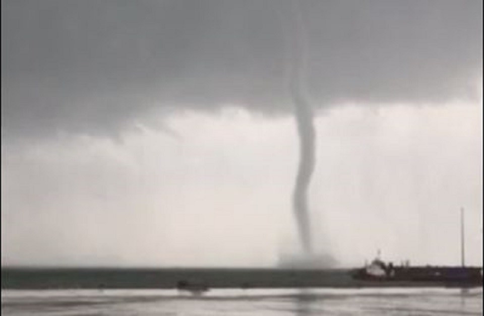 Vòi rồng chủ yếu là hơi nước. Chúng ta nhìn thấy một cột nước bốc lên vì hơi nước bên trong lốc xoáy áp suất cực thấp. Nước bắn tung tóe ở chân cột nước là đám bụi nước hình thành khi vòi rồng đập và mặt nước hồ hay đại dương. Đám bụi nước đó nặng đến hàng chục tấn.