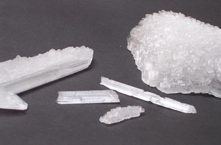 Băng cháy. Đây là loại axetat của natri. Nó ở dạng lỏng, tuy nhiên chỉ cần một tác động nhỏ cũng khiến vật liệu này đông đặc lại. Vật liệu này rất khó làm lạnh. Nó được dùng để làm túi chườm nóng hóa học.