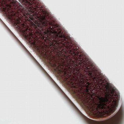 Bột tự nổ. Ni-tơ triiot trông khá giống những cục đất bẩn. Tuy nhiên, đây là một vật liệu không ổn định. Chỉ cần một cú va chạm nhẹ cũng đủ khiến chất này phát nổ. Chúng được dùng chủ yếu trong thí nghiệm. Khi phát nổ, chúng tạo ra loại khói có màu đỏ tím.