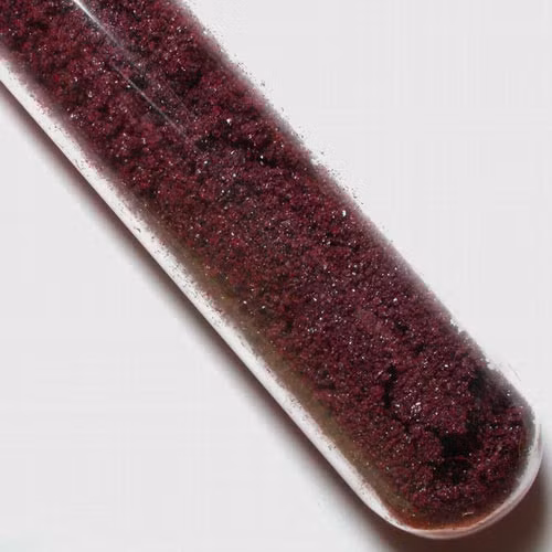 Bột tự nổ. Ni-tơ triiot trông khá giống những cục đất bẩn. Tuy nhiên, đây là một vật liệu không ổn định. Chỉ cần một cú va chạm nhẹ cũng đủ khiến chất này phát nổ. Chúng được dùng chủ yếu trong thí nghiệm. Khi phát nổ, chúng tạo ra loại khói có màu đỏ tím.